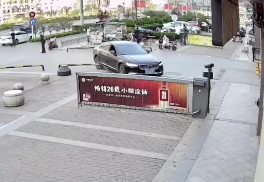 这驾驶技术够硬！就是不知道是男司机还是女司机？
