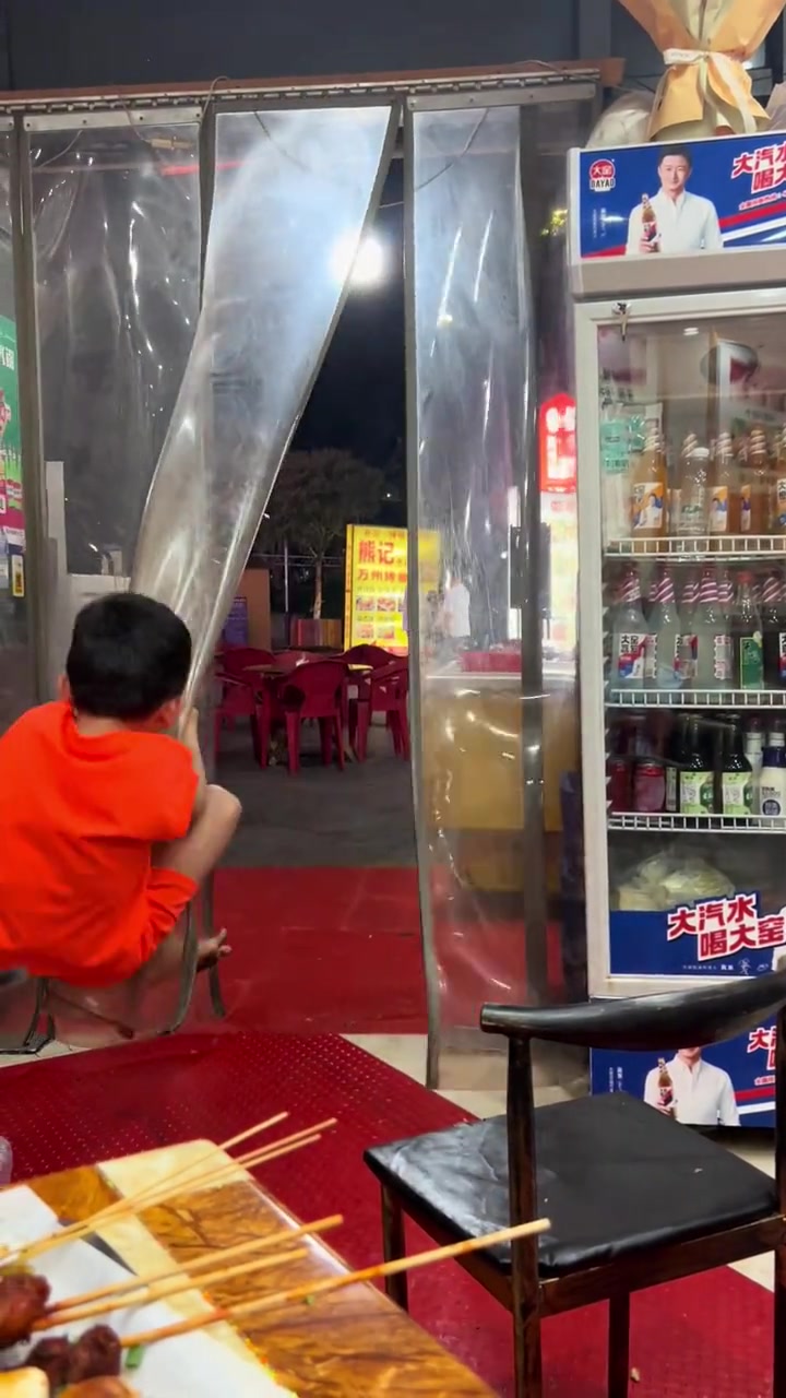 这是门帘够结实，还是熊孩子太瘦