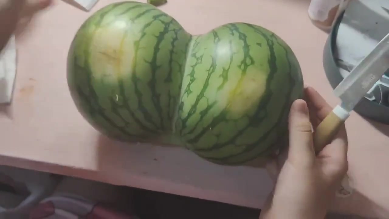 这西瓜看着像什么？总觉得哪里不对