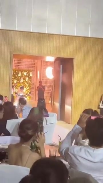 新娘子竟然骑着摩托车出场，好特别的出场方式