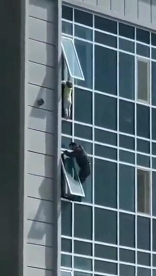 高空下！大哥在没有任何防护的情况下徒手接住孩子