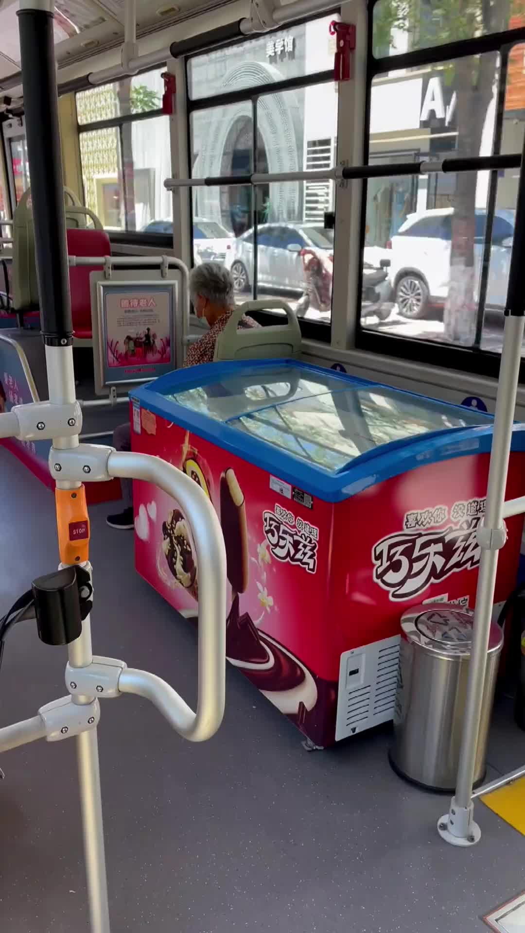 看我发现了什么，公交车上居然也有冰柜啦