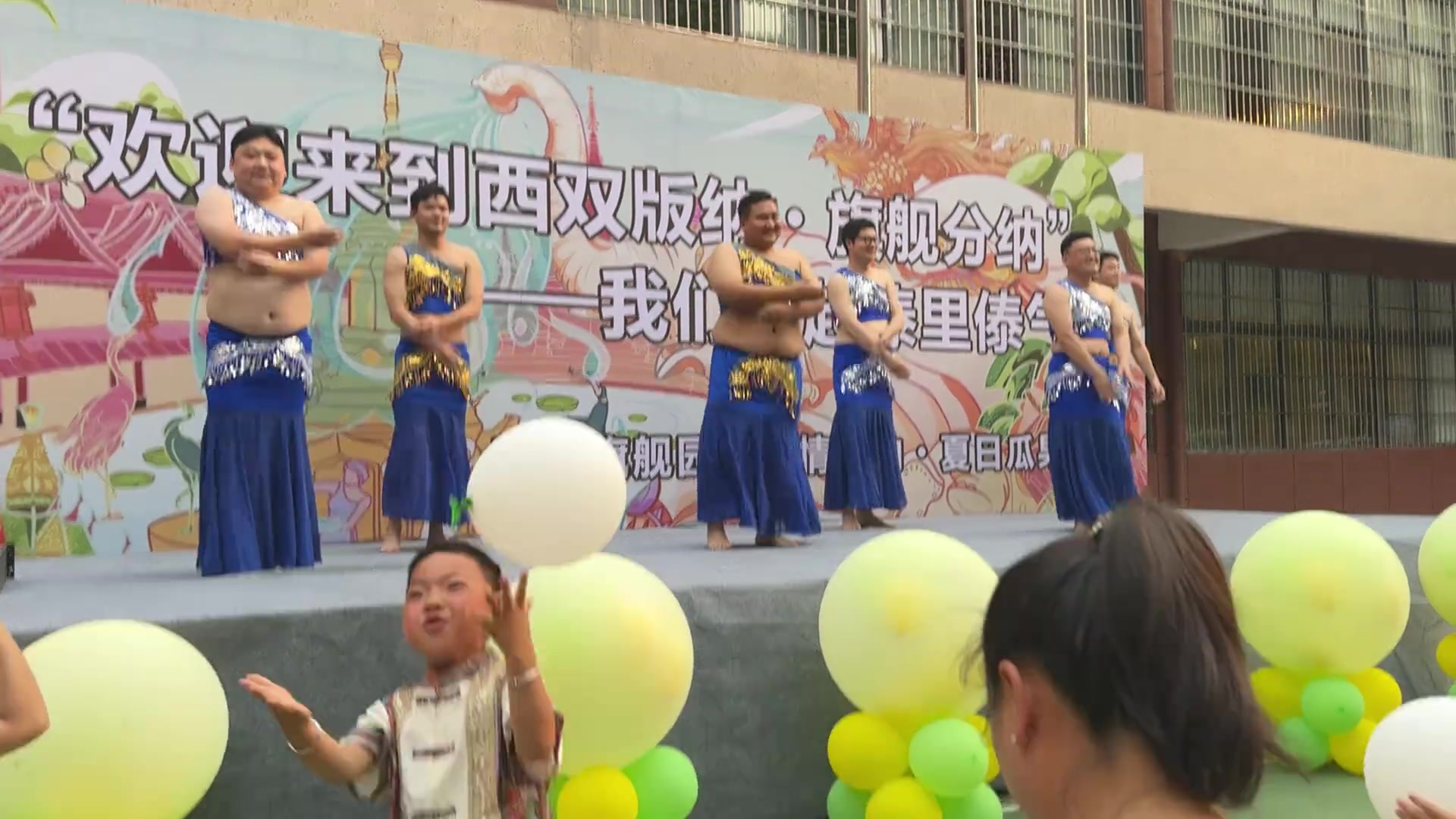 六一汇演的爸爸们舞姿过于妖娆了
