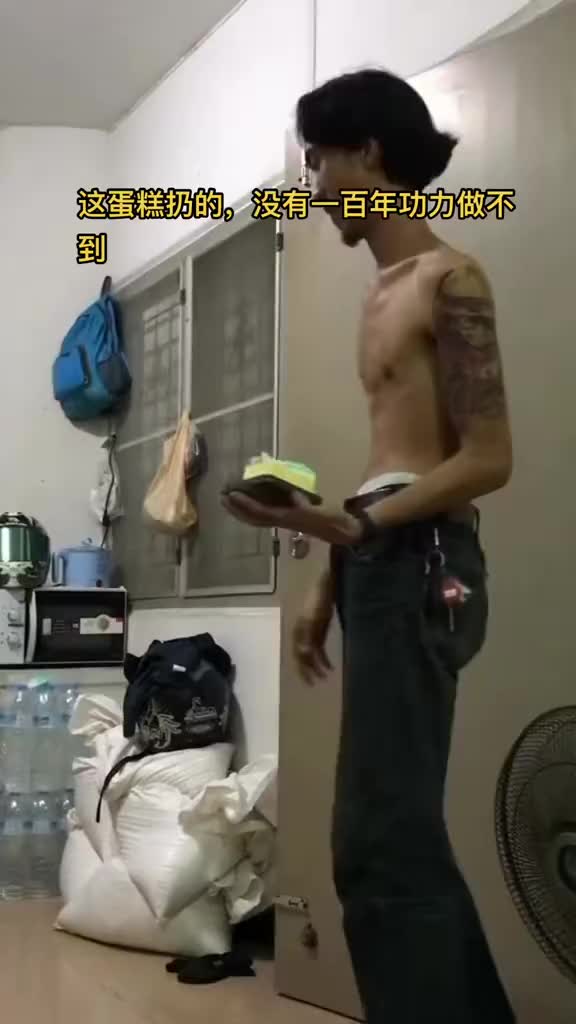 知道蛋糕冷的，上微波炉加个热