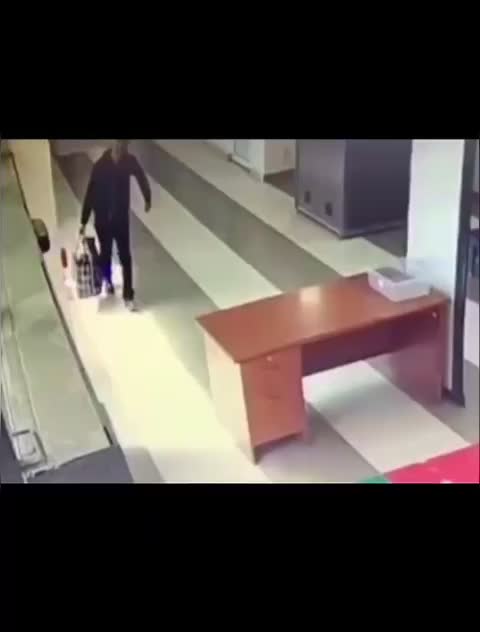 老哥头次过安检，连人带包全扫一遍。。。 讲究人！