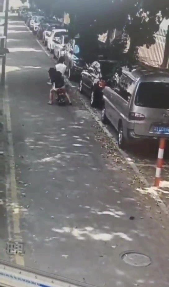 这男的究竟在干什么？？