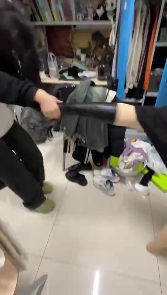 这鞋子，妹子能穿上去也是不容易啊