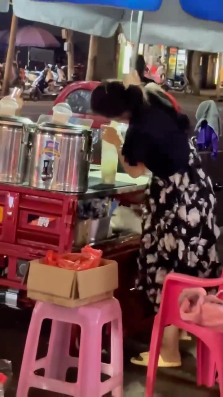 大姐多少带点情绪在工作啊