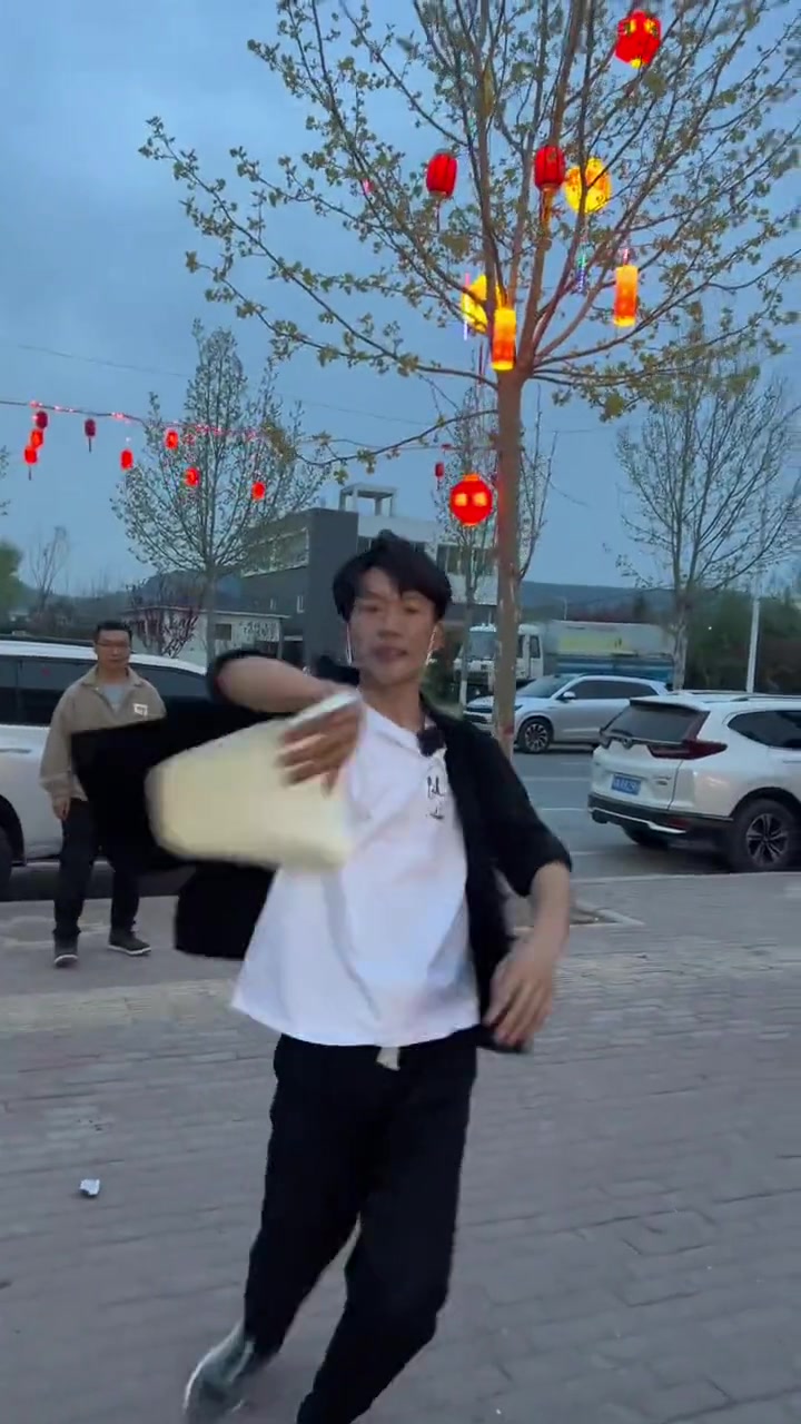 看到了吗？男人画的饼不仅大还会飞