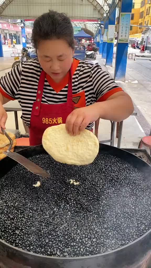 第一次见！女子在街边烙饼！第一次见这样的烙饼