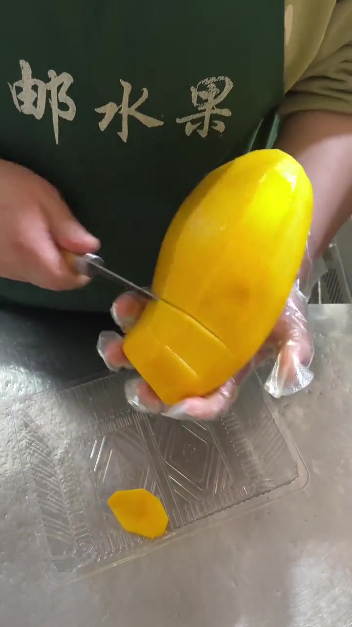 还等着老板嗦一口芒果核呢，结果就这样丢啦？