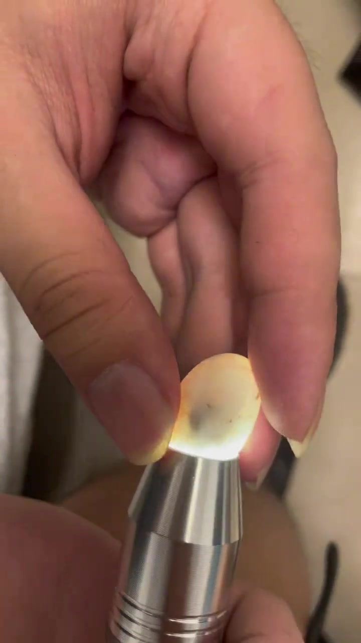 看来是被吵醒的，起床气有点大