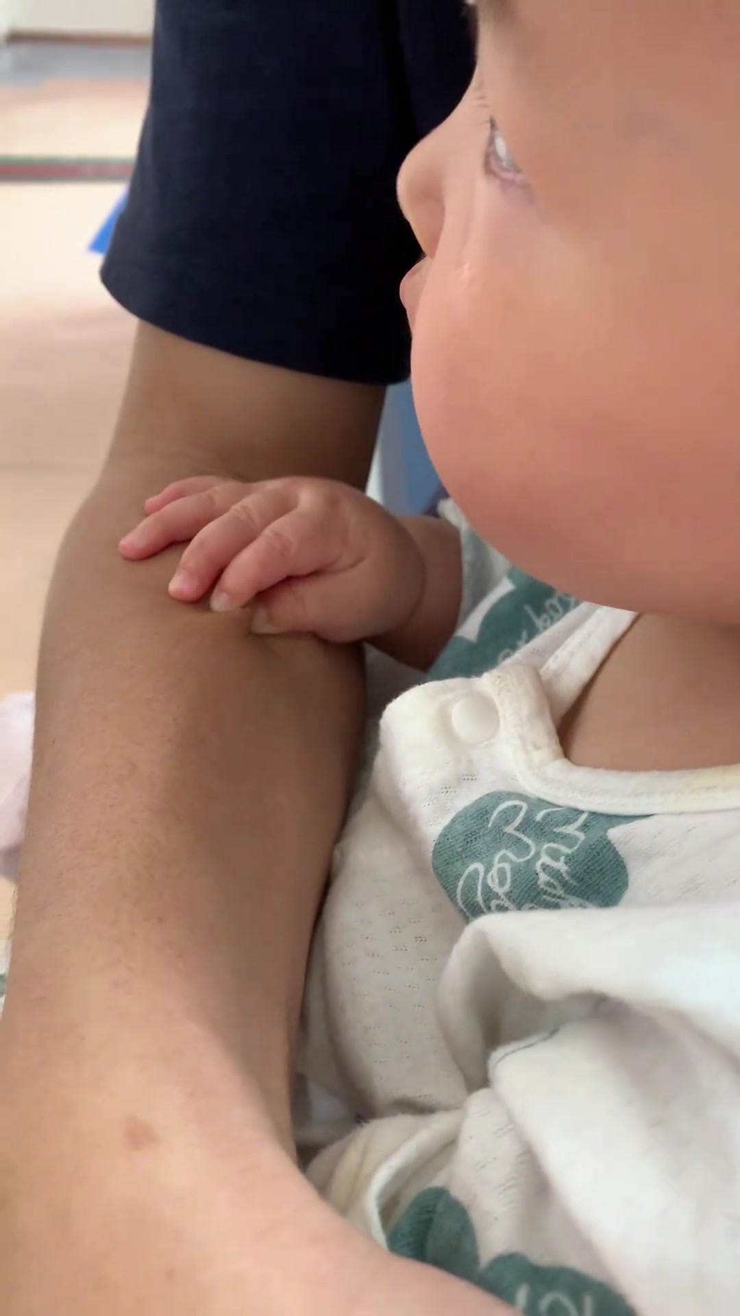 小小年纪就会掐人了呀！