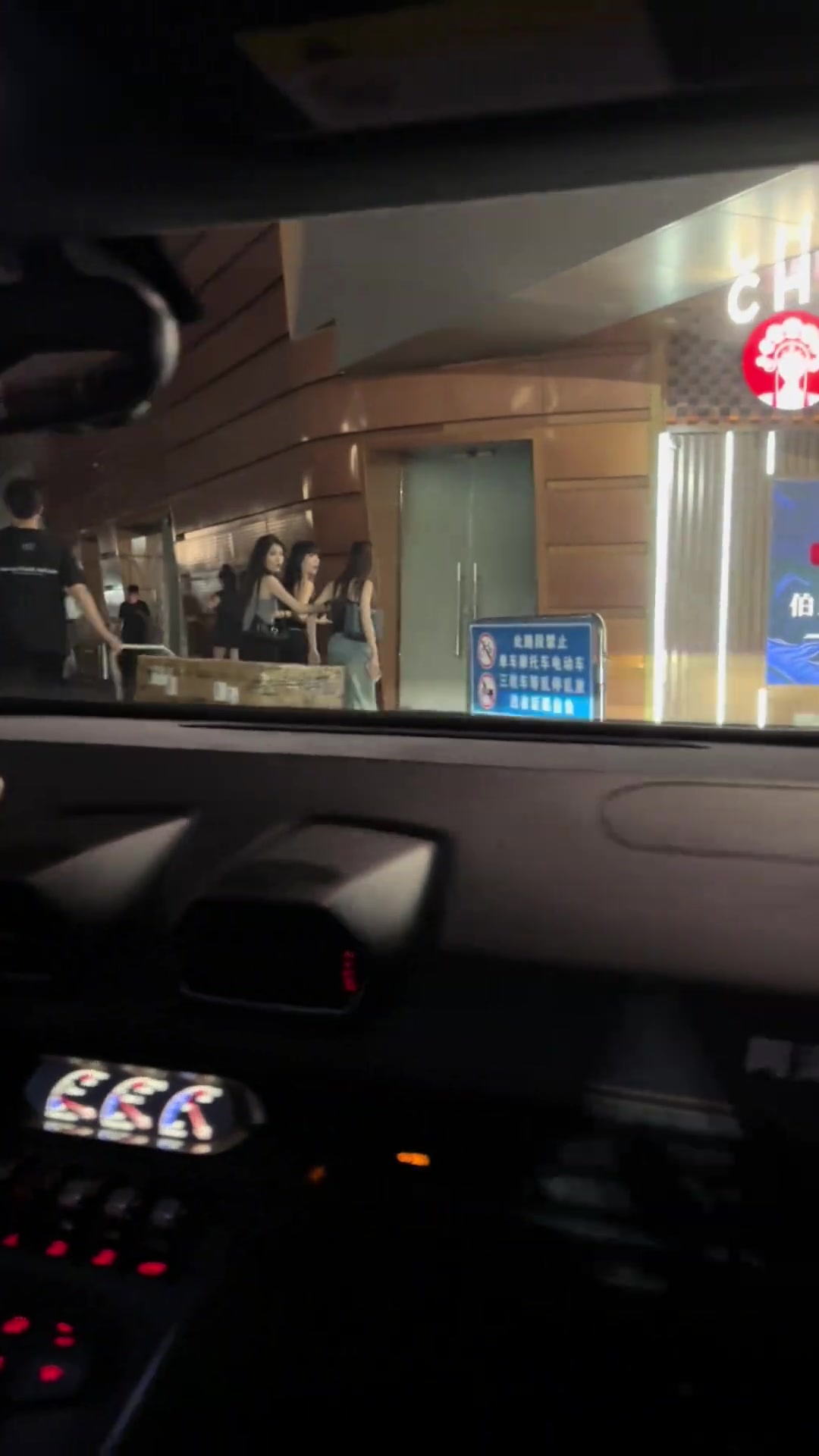 明明是你按了喇叭我才回头的