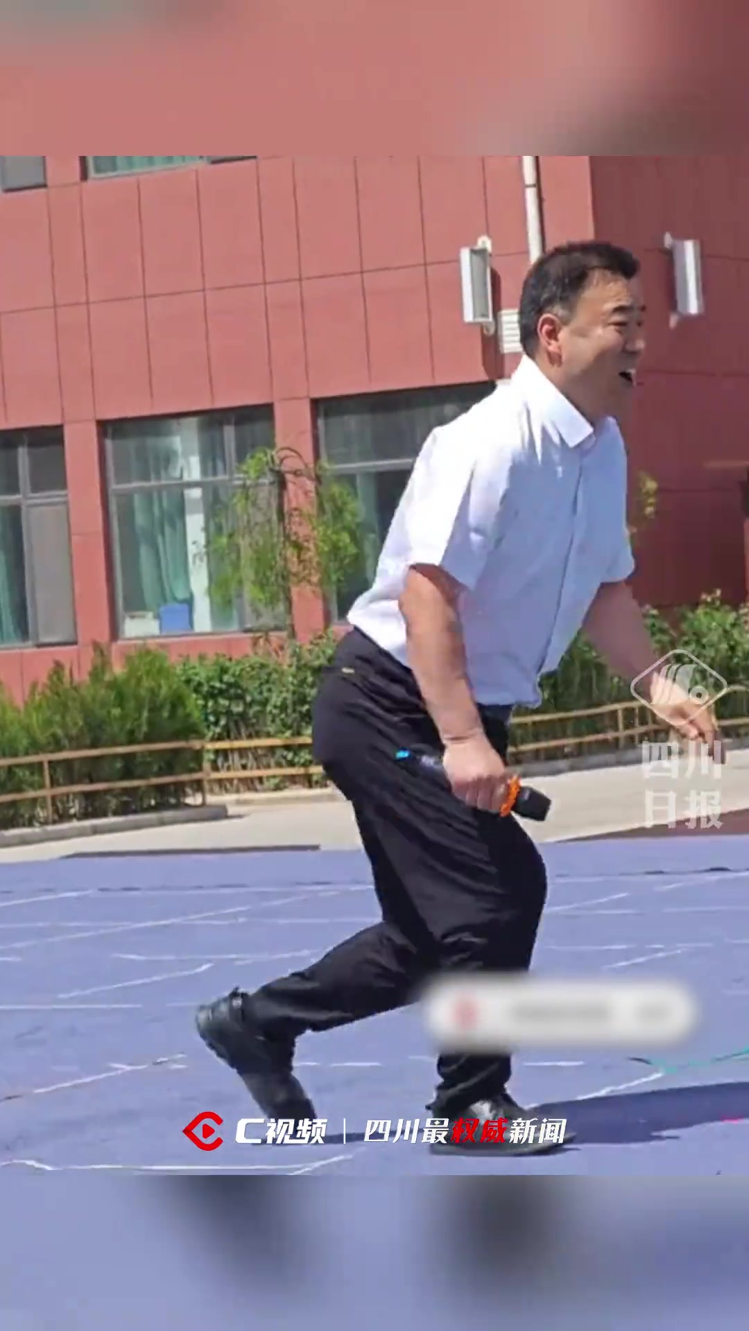“六一”校长变身“唱跳歌手”，学生的表情亮了......