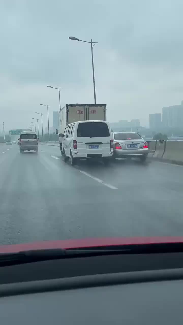为了赌气有必要这样开车吗？