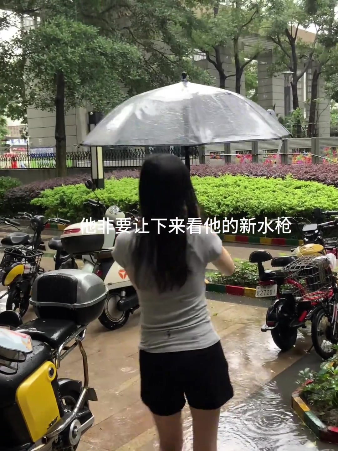 她这把水枪 简直是攻守兼备啊！