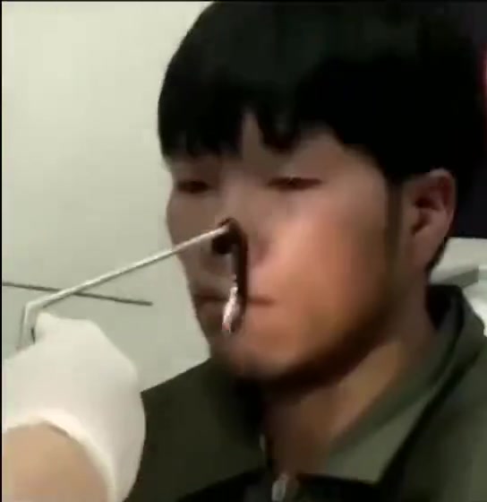 这玩意抽出来一瞬间，男子的眼神都变聪慧了