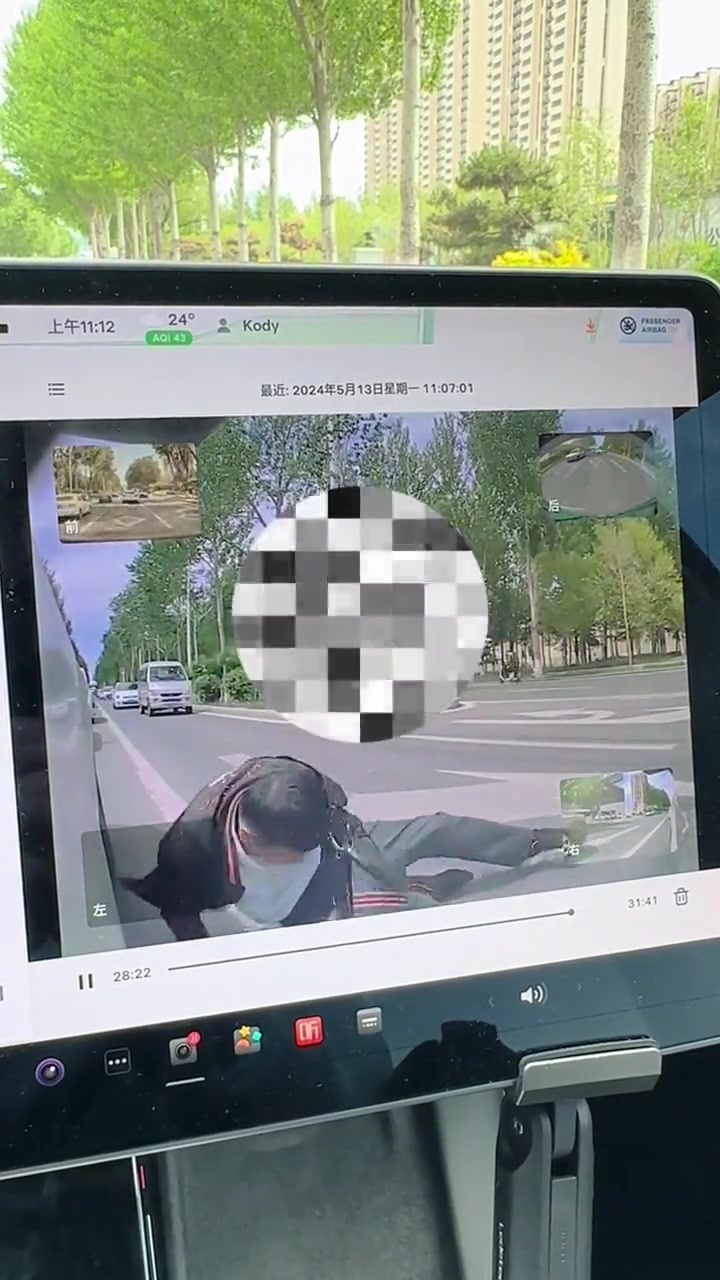 啥急事啊？过马路看另一头？