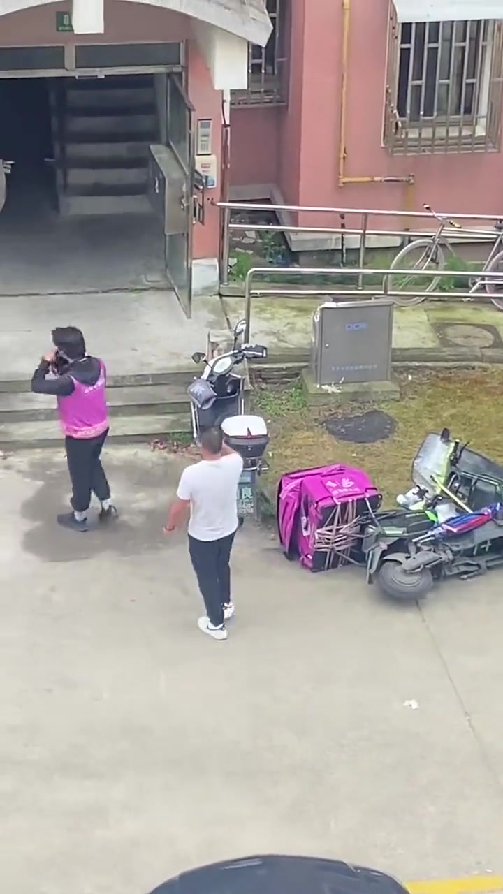小哥要报警了，态度就变缓和了，怕留案底了