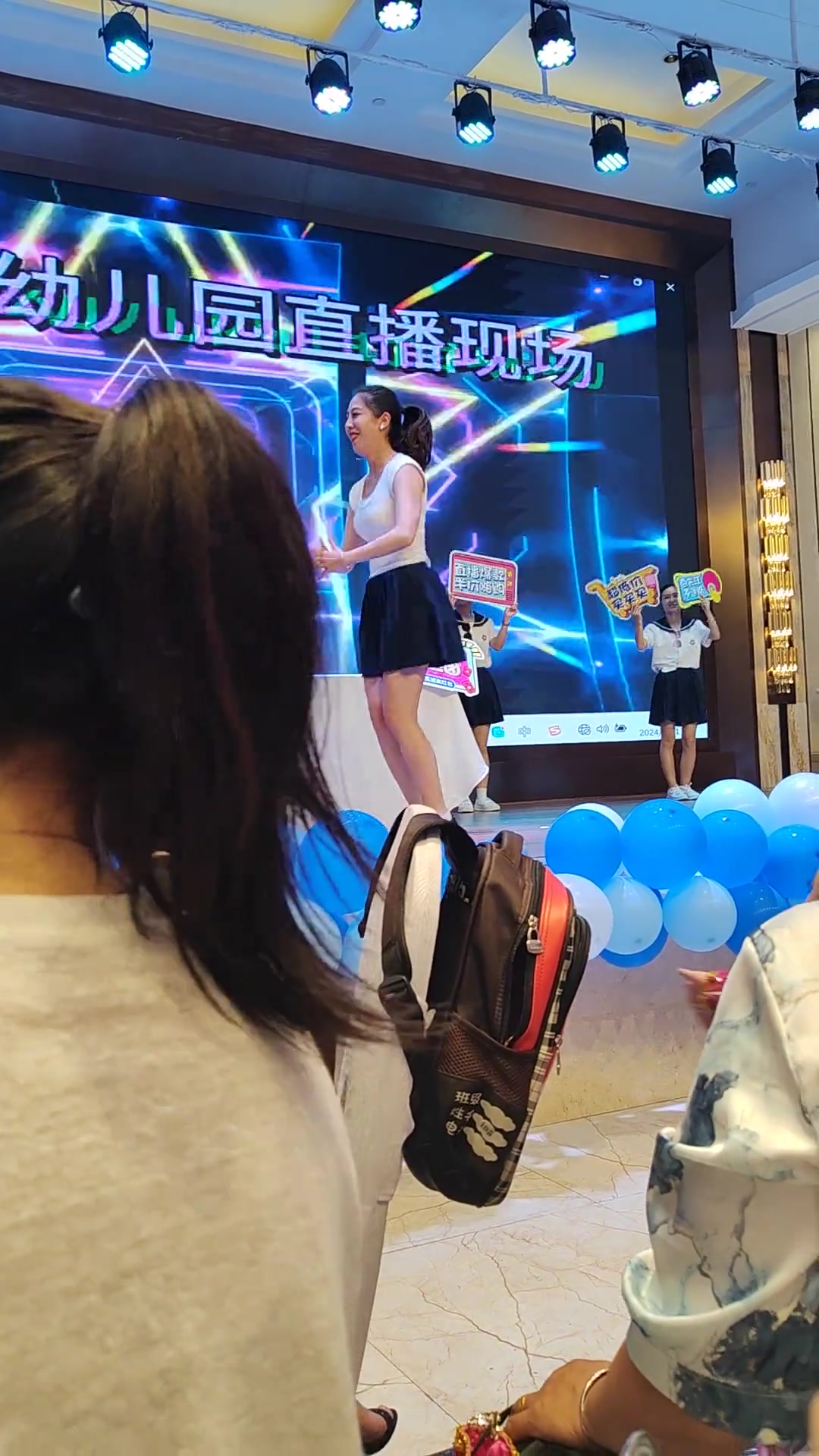 我看这位园长姐姐也是风韵犹存呀~