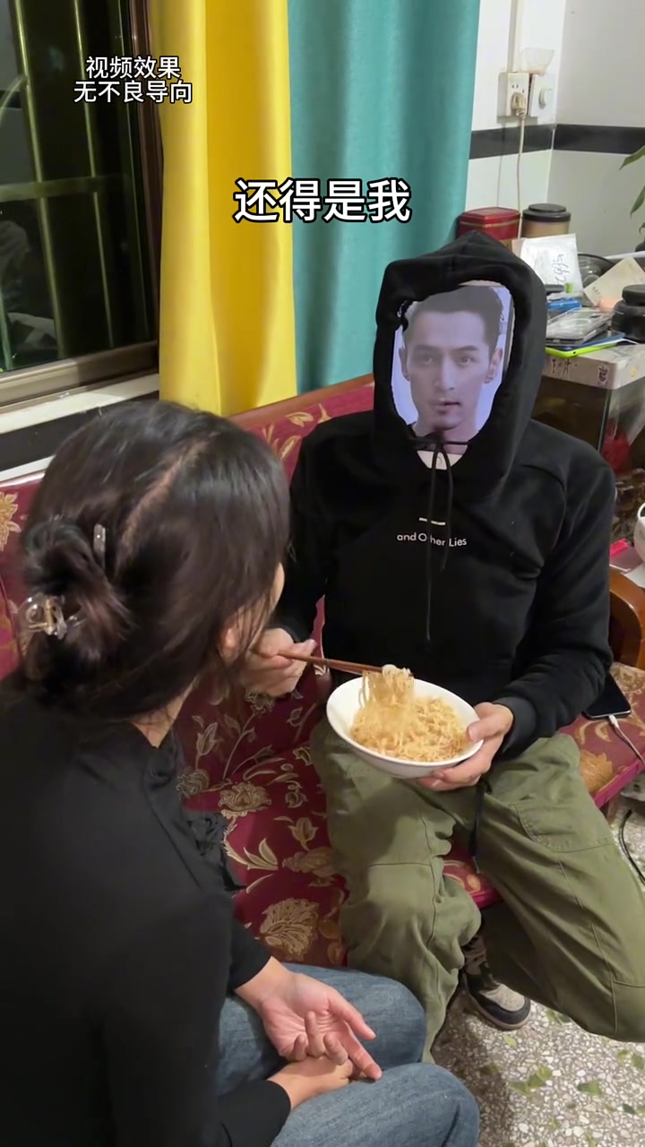 女友不爱吃饭怎么办！头上顶着个ipad就可以了