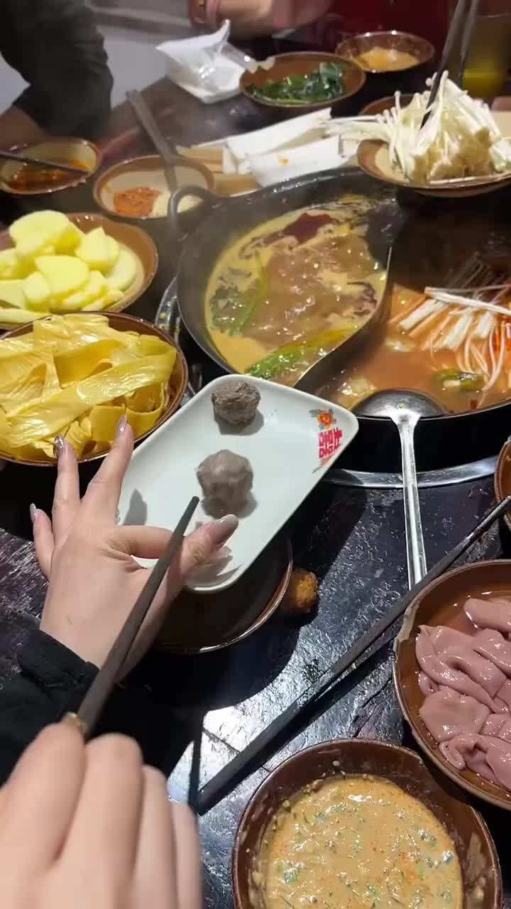 女子和闺蜜打了一晚上台球，到吃火锅了还在战斗！