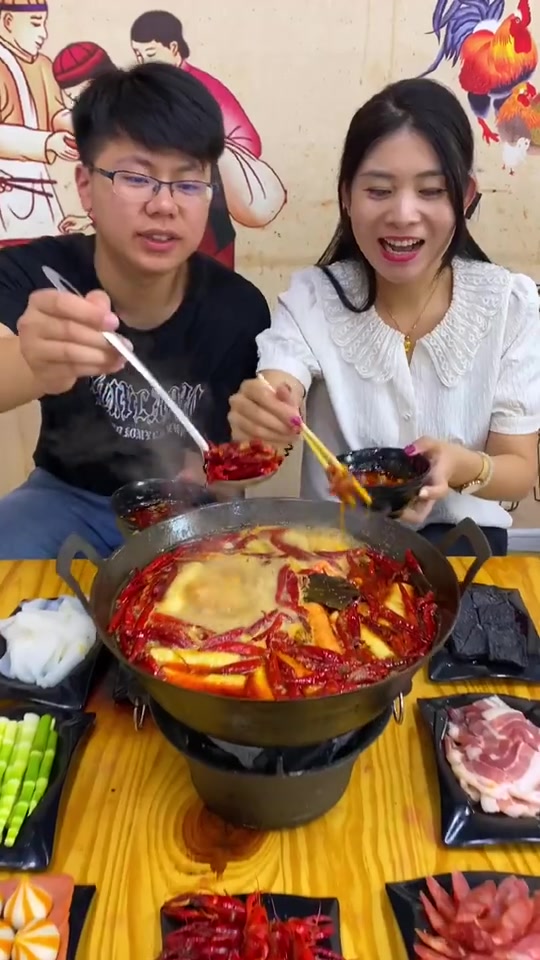 地毯火锅！底料现炒，高汤现熬！看着也太鲜美了