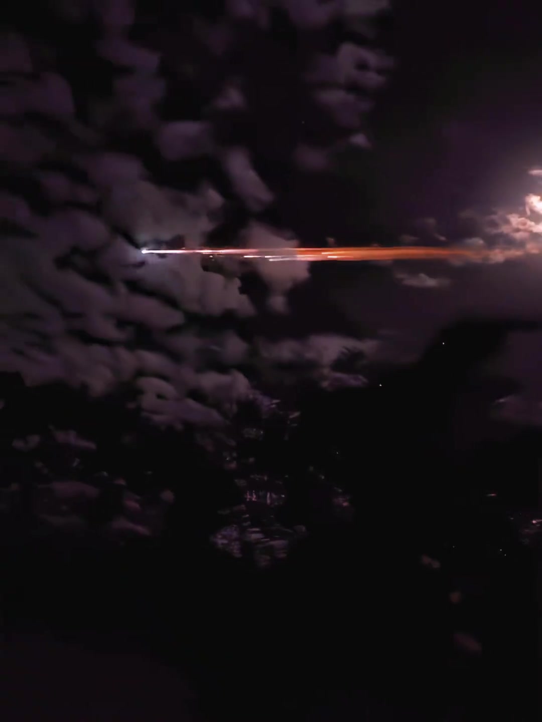 梦幻的流星雨划破夜空