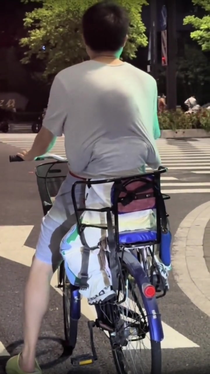 这就是爸爸们的带娃方式吧