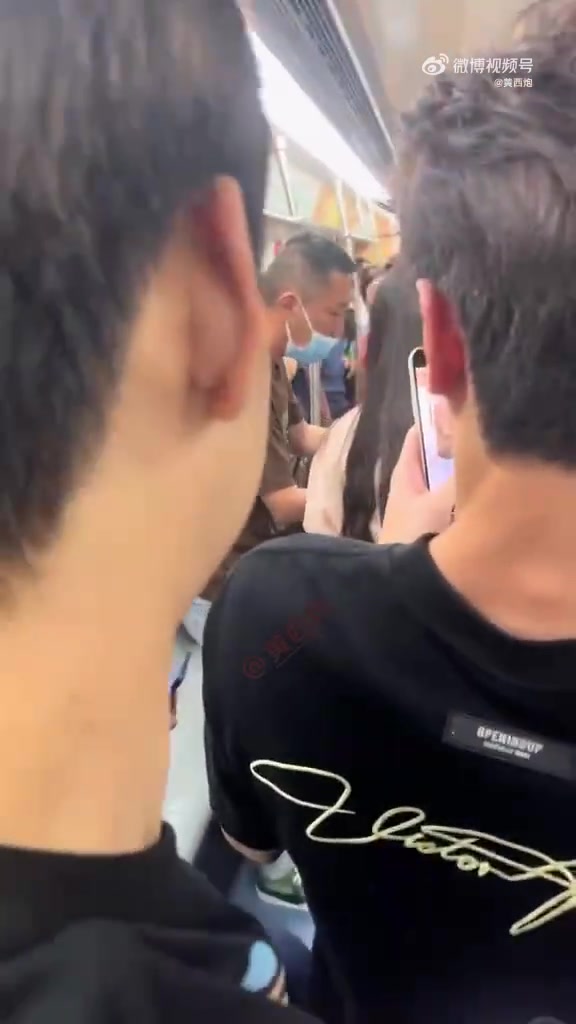 女孩指责男子有偷拍行为，男子坚称自己没有拍，并现场查验手机