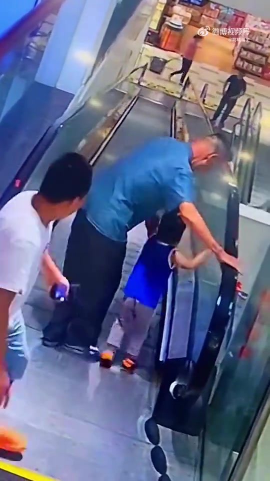 大爷要是摔了，白衣男子多少要有责任