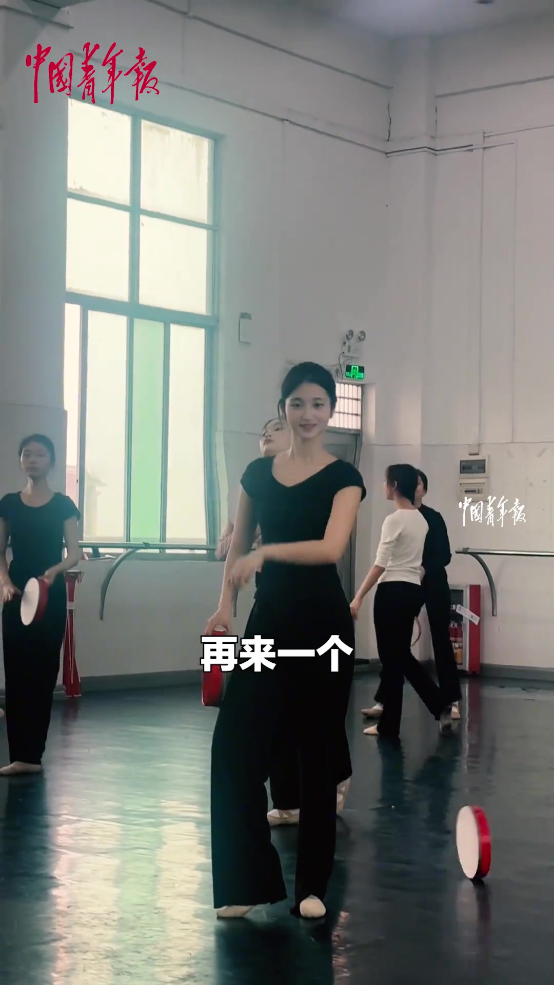 女生第一次学习钱鼓技巧，同学的鼓励下情绪价值拉满
