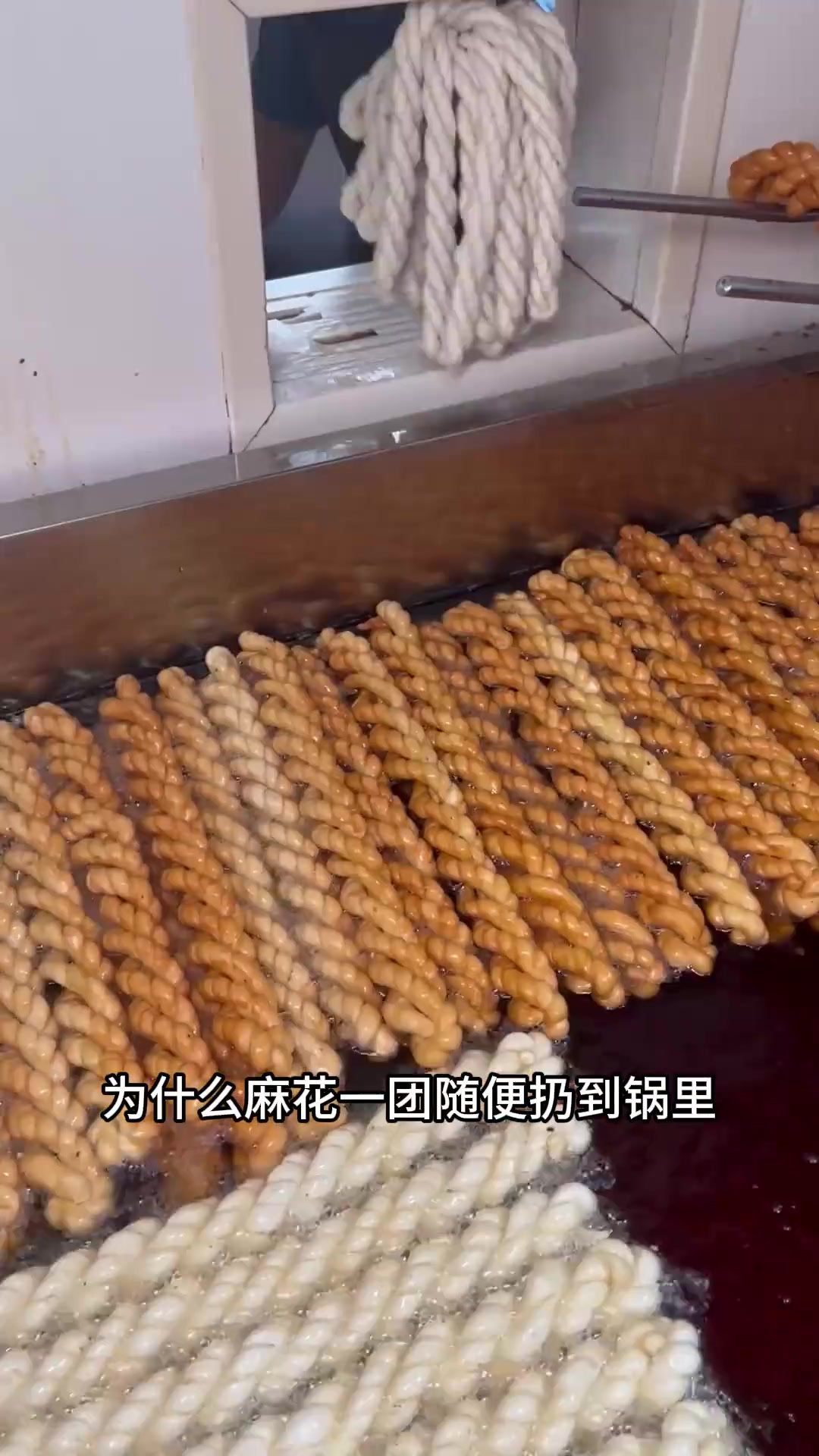 因为外面有个苦逼顶着热浪的牛马在用筷子