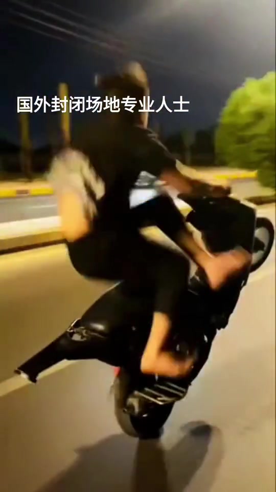 前轱辘转，后轱辘不转思密达