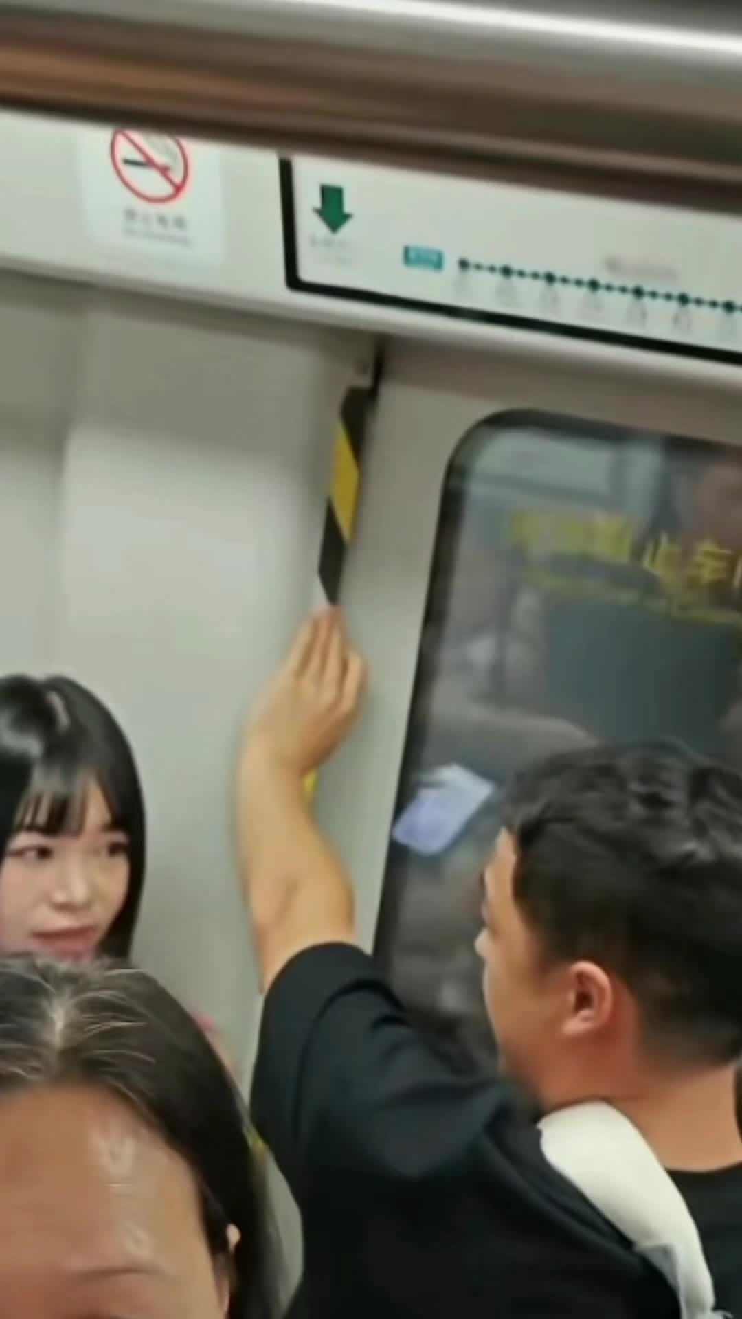 车厢拥挤，女子说男子挨着她，大家认为对吗？！