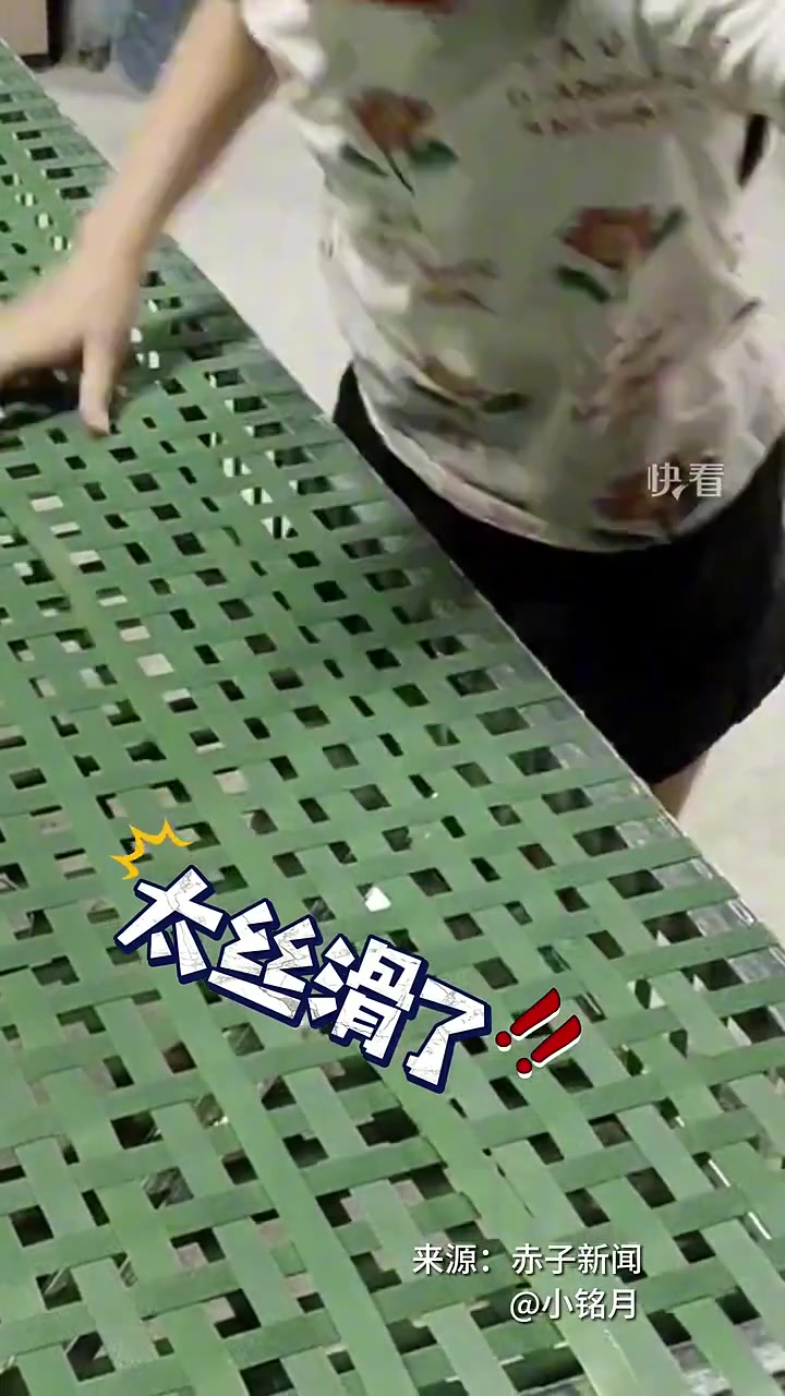 上下翻飞！11岁女孩假期帮妈妈编床垫，动作娴熟！