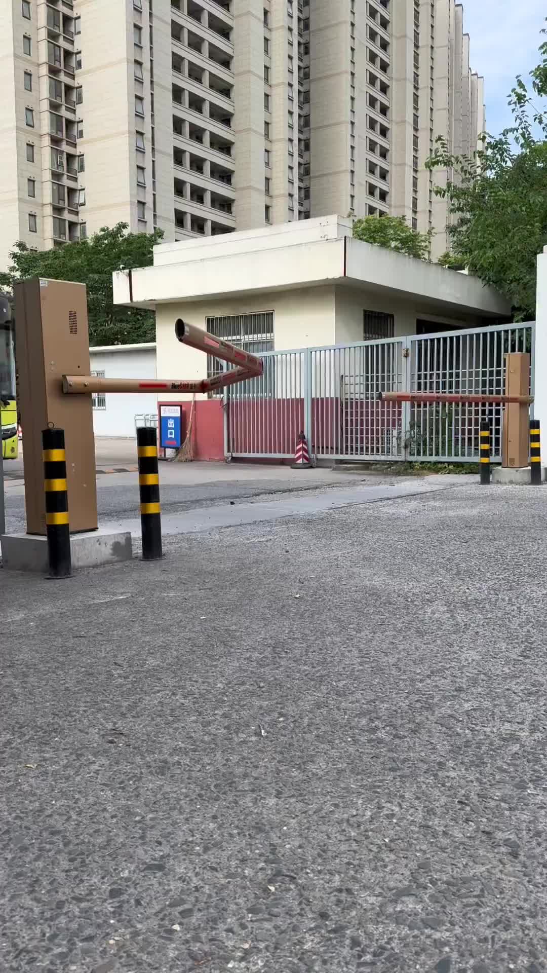 这杆子还挺有礼貌，有车过来立马立正