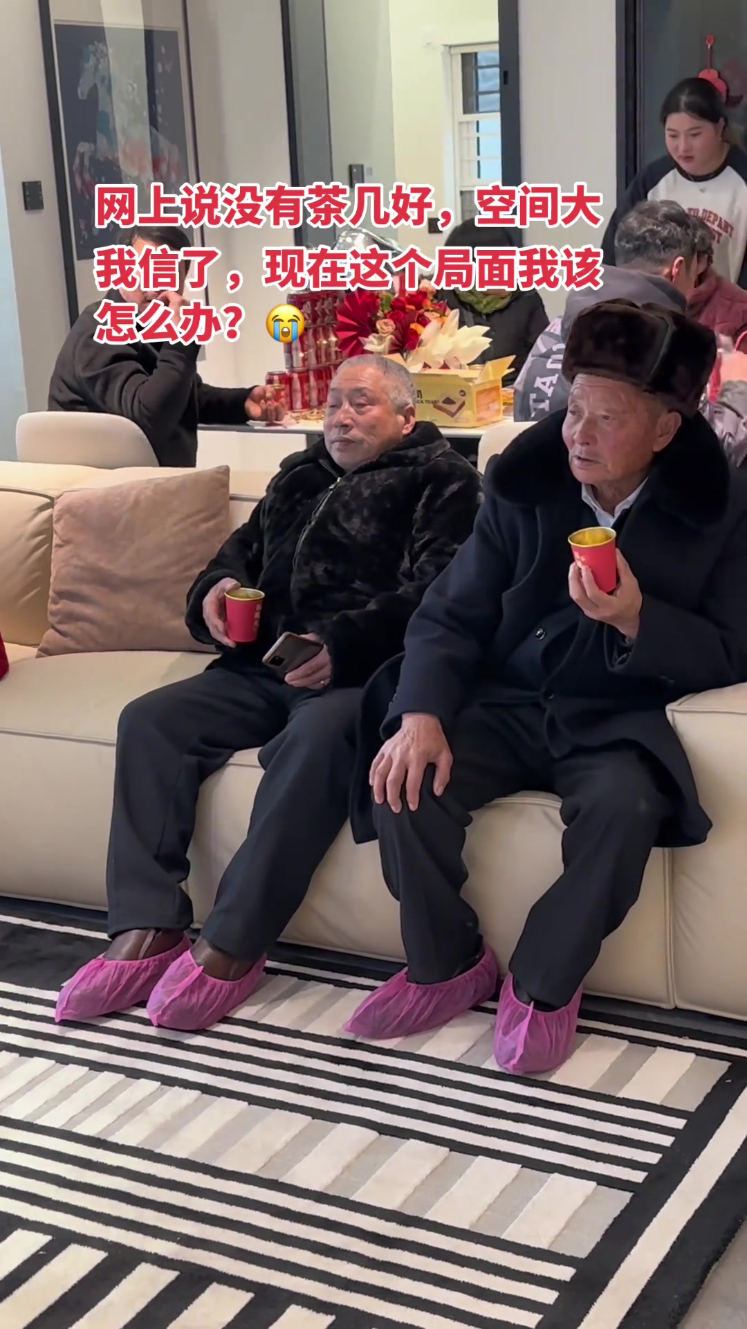 网上都说不要茶几显得空间大，这回尴尬了