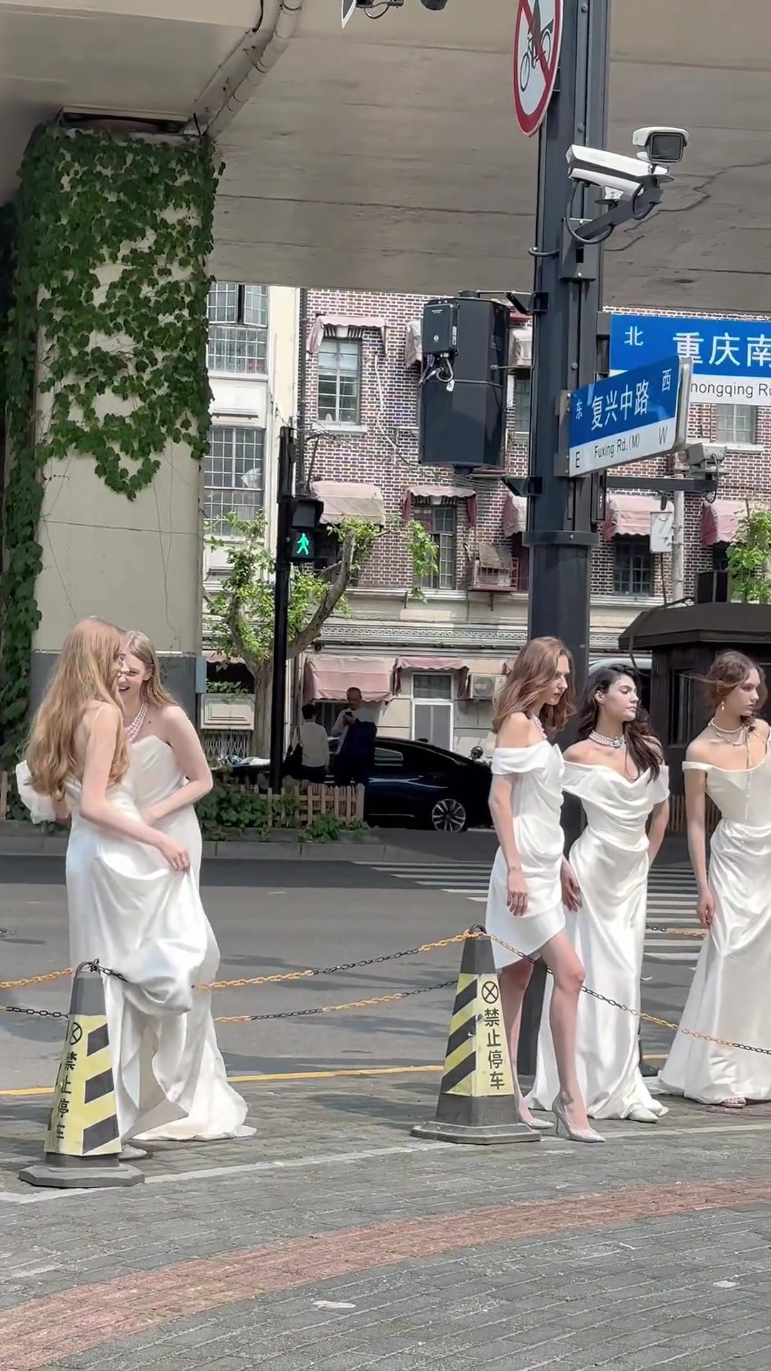 上海街头 偶遇一群外国小姐姐拍婚纱，太养眼了