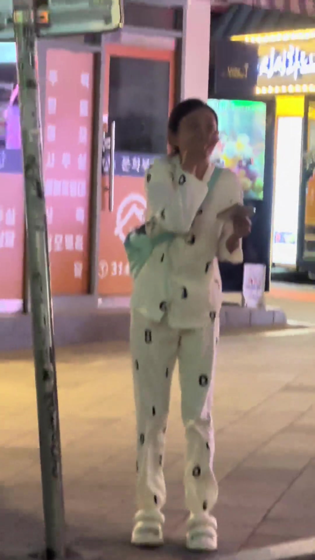 这妹子不错，很能提供情绪价值！