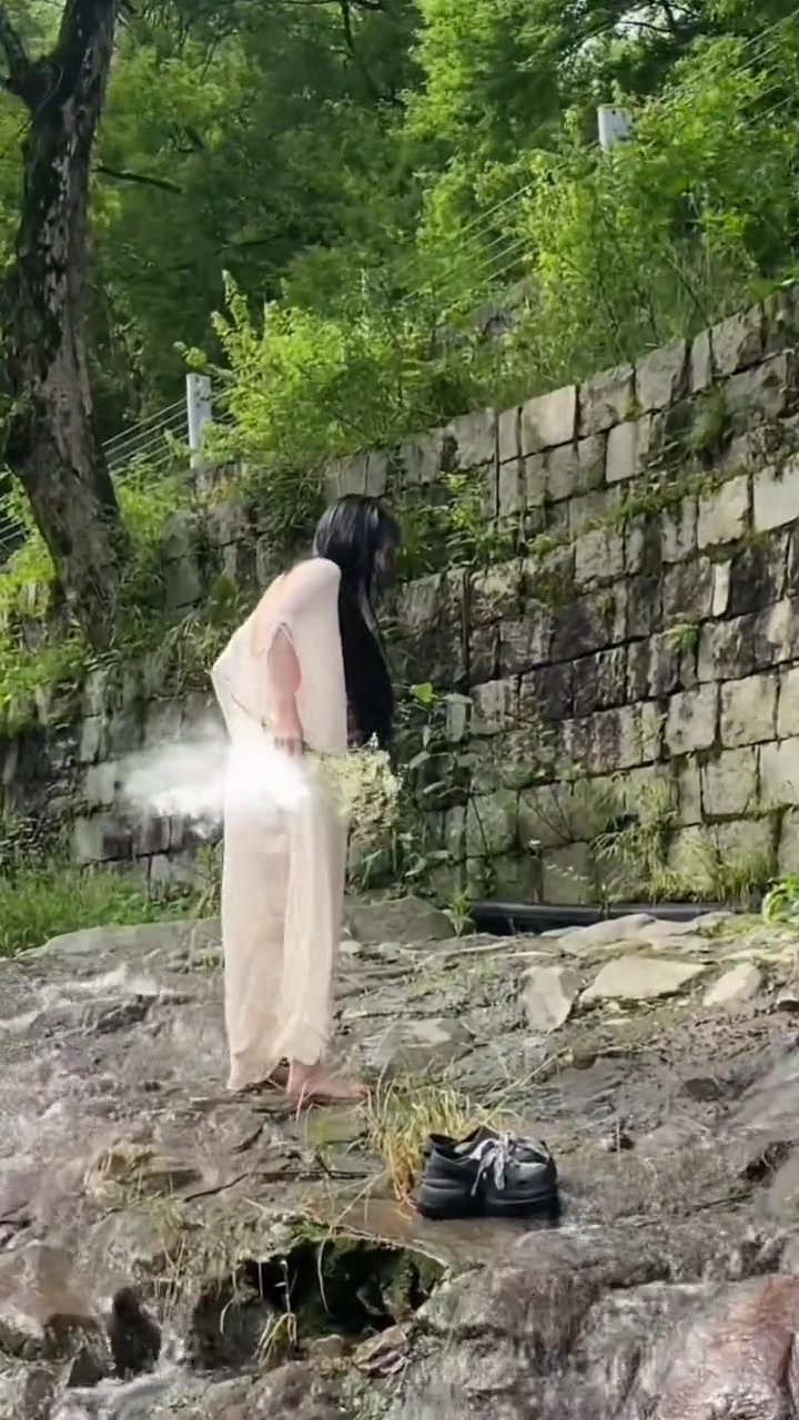 小姐姐为了拍个照全身都湿了呀