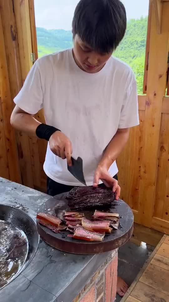 小伙回家乡自制熏肉，看起来真的香的不行