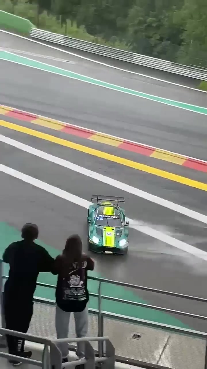 阿斯顿马丁GT3也刹不住！是轮胎问题还是雨天赛道滑呢?