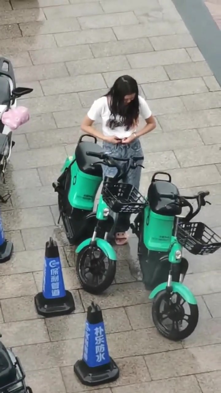 下雨了手机藏在里面 不会被淋湿
