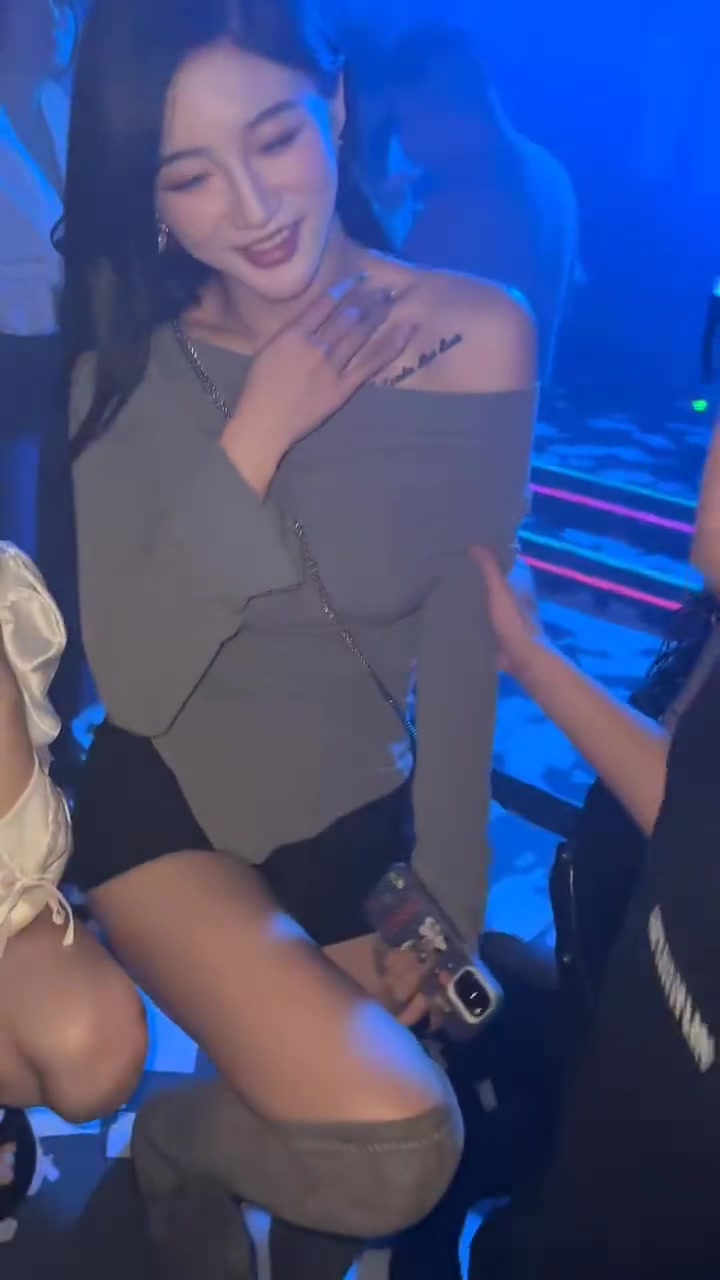 好好好 现在酒吧都不用杯子喝酒了是吧