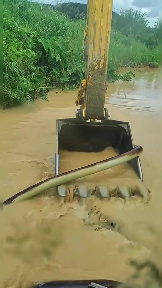这捞的是水管吗？看起来不太像！