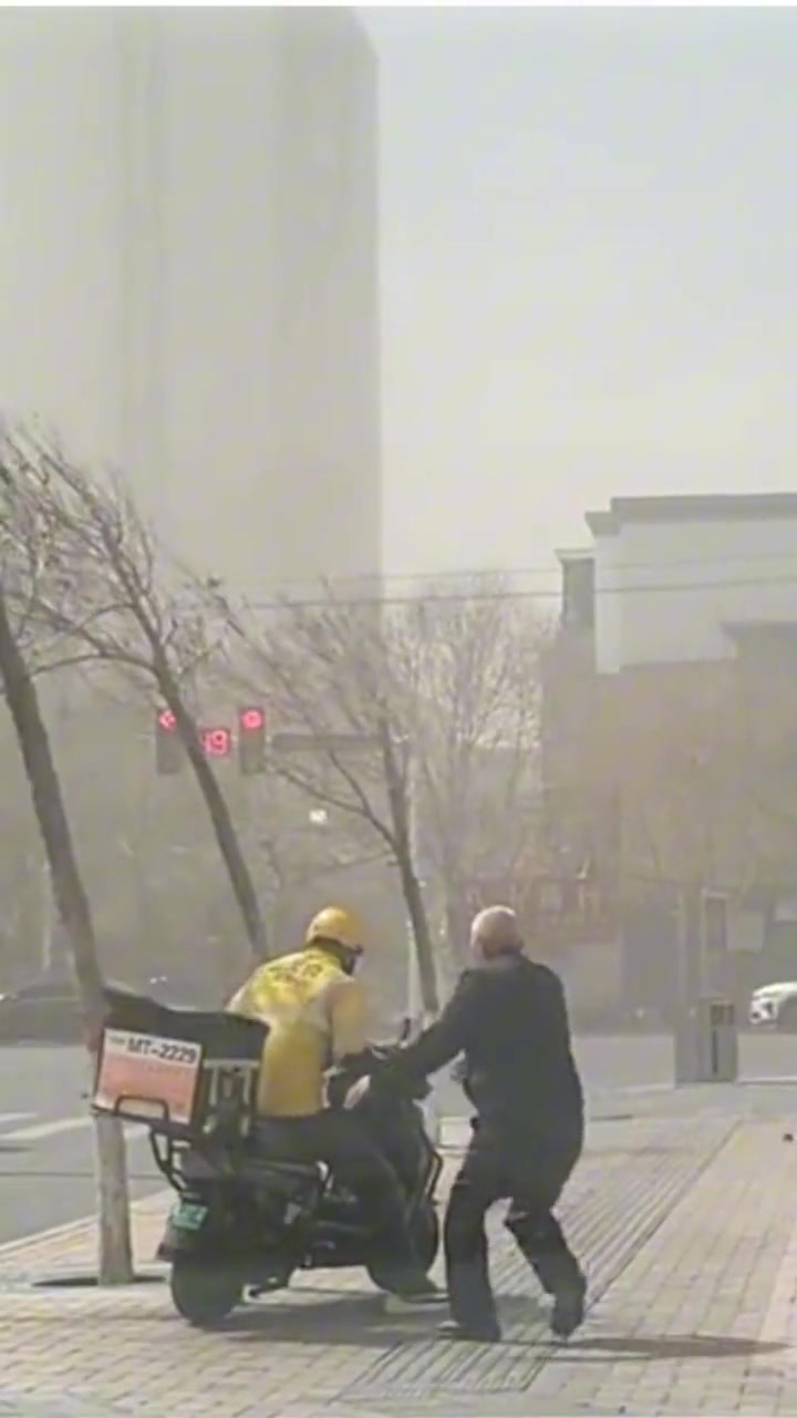 尽管自己步履蹒跚依然不忘搭把手这是骨子里的善良！