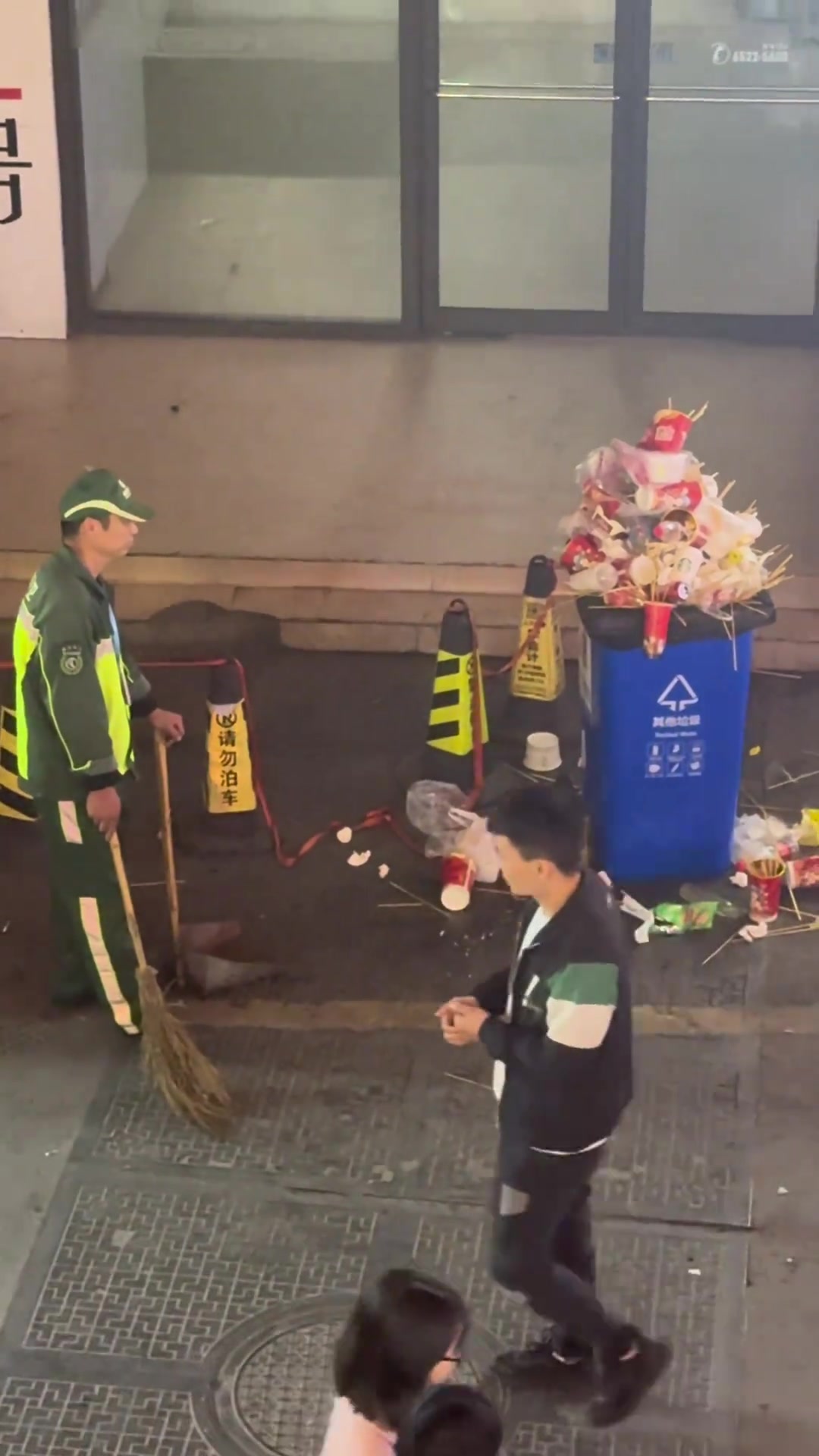 离谱的垃圾桶！大叔看着这堆垃圾驻停了一分钟