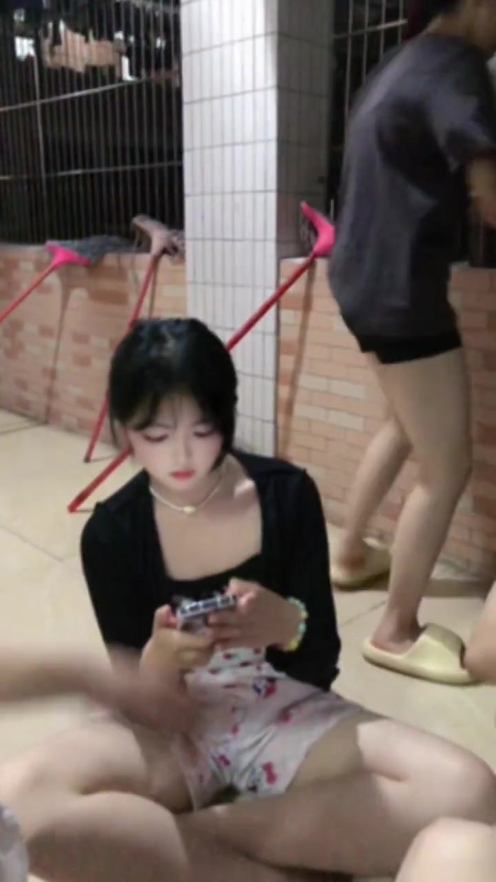 妹妹们这阵仗堪比村口大妈